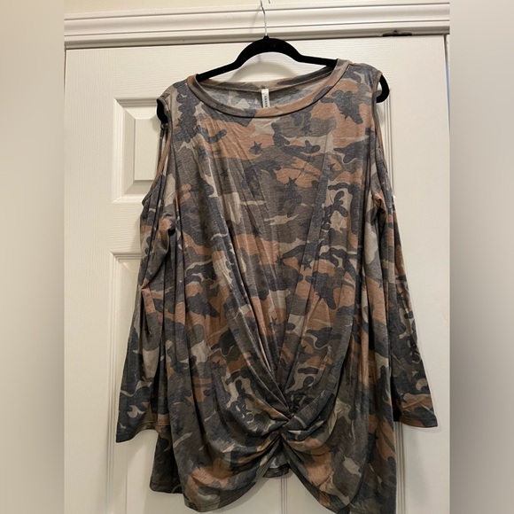 NWT Plus Size Cold Shoulder Long Sleeve Top - Picture 1 of 2